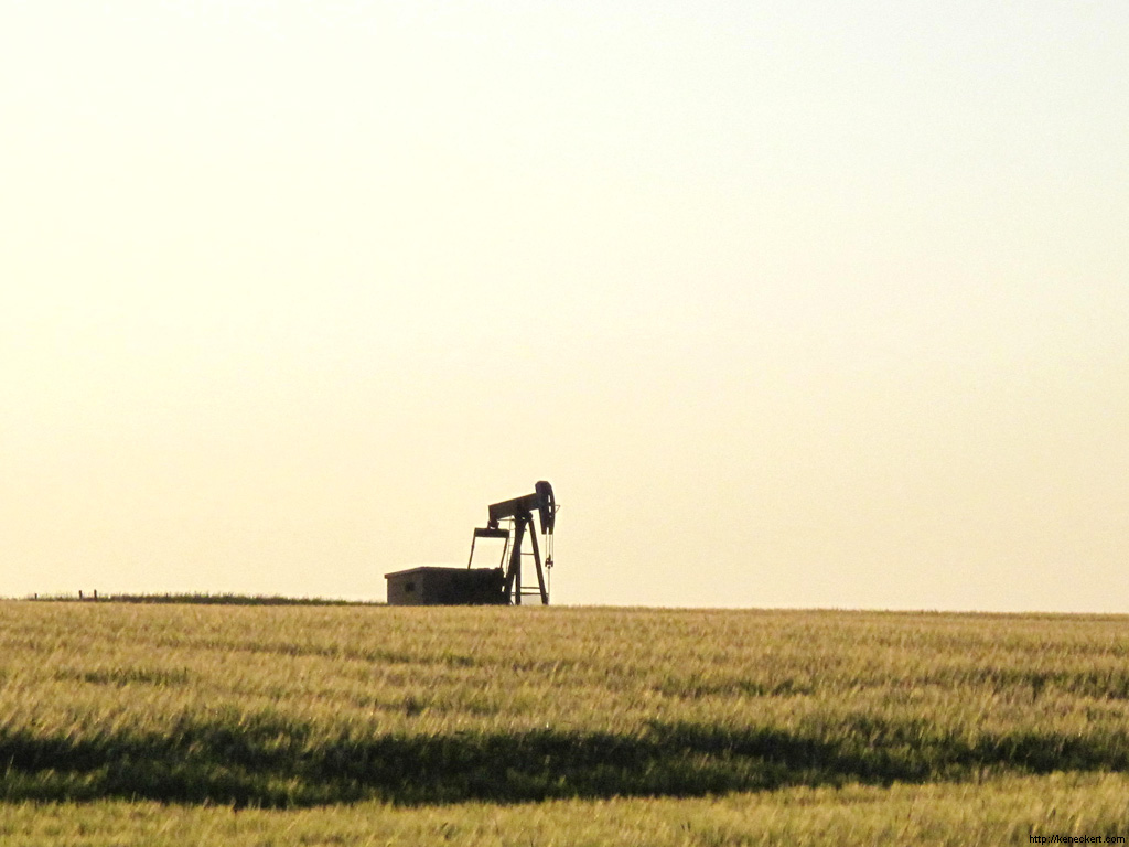 Image of a "nodding don key" oil derrick in the plains of Alberta
